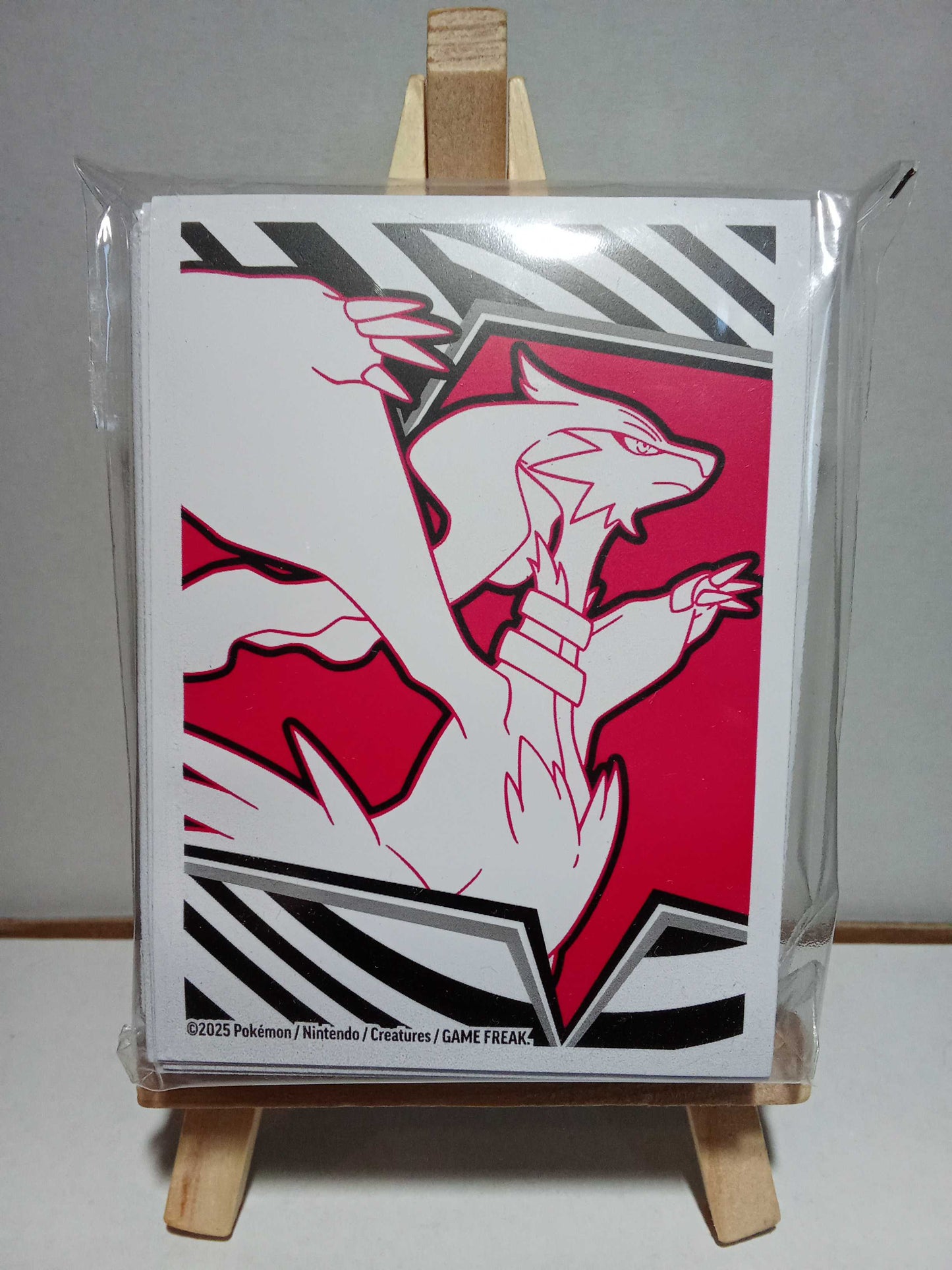 1 paquet de 65 sleeves Reshiram